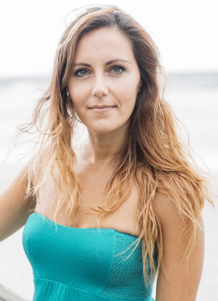 Brown haired woman in front of the ocean